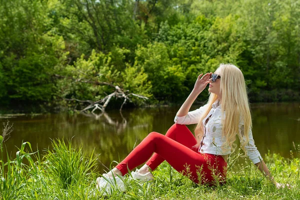 Junge Blondine Roter Hose Weißem Oberteil Und Turnschuhen Entspannt Fluss — Stockfoto