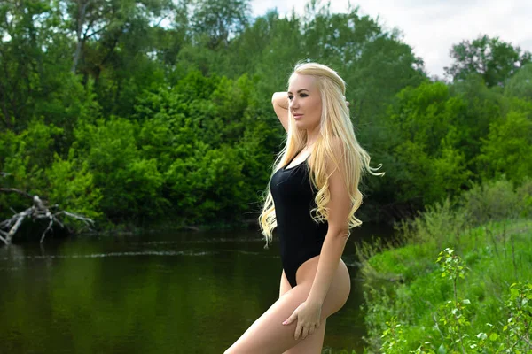 Nádherná Mladá Blondýnka Odpočívající Dívka Černém Obleku — Stock fotografie