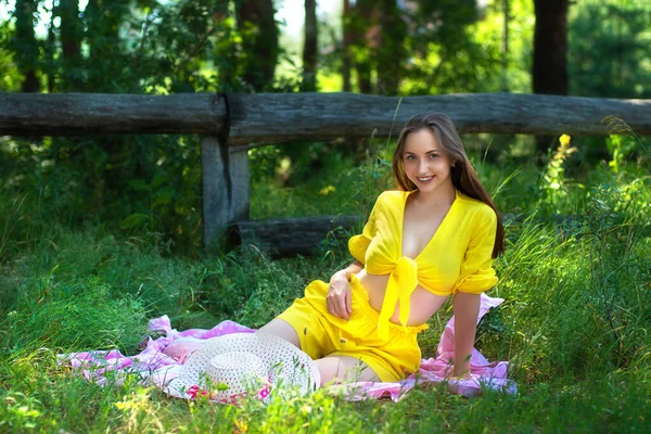 Menina Bonita Sentada Piquenique Descansando Mulher Vestido Amarelo — Fotografia de Stock