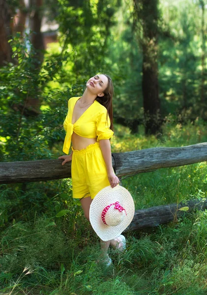 Linda Jovem Mulher Vestido Amarelo Relaxante Parque Verão Bonita Menina — Fotografia de Stock