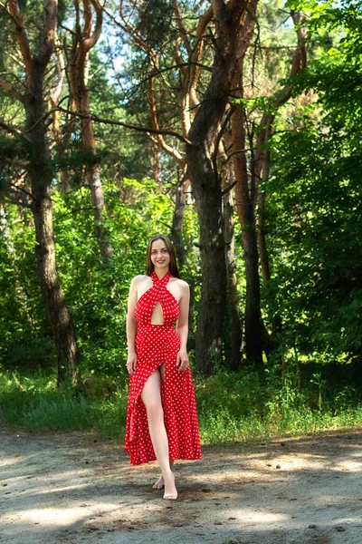 Söt Ung Dam Sexig Röd Klänning Promenader Skogen — Stockfoto