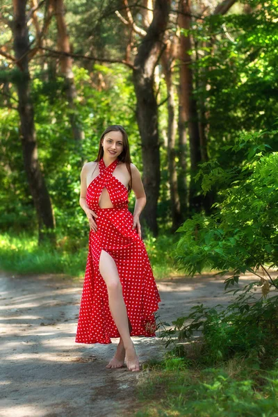 Muito Jovem Senhora Vestido Vermelho Sexy Andando Floresta — Fotografia de Stock
