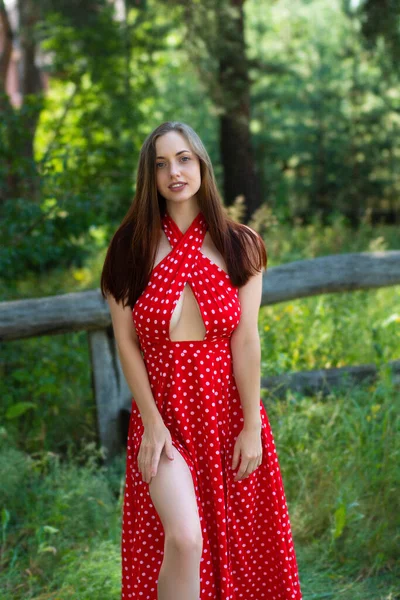 Söt Ung Dam Röd Klänning Promenader Skogen — Stockfoto