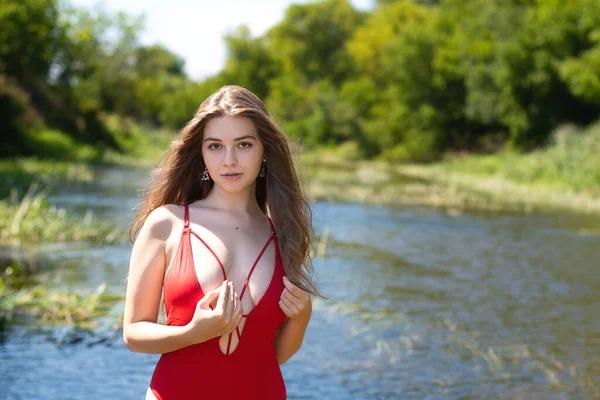 Σέξι Κοπέλα Κόκκινο Κοστούμι Χαλαρώνοντας Στο Ποτάμι — Φωτογραφία Αρχείου