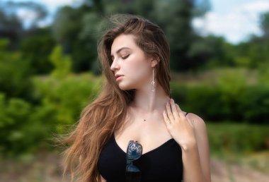 Güzel bir genç kız portresi. Açık hava portresi