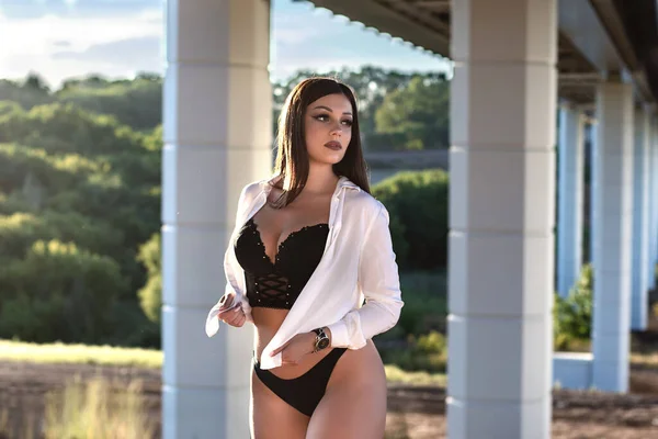 Menina Sexy Com Corpo Perfeito Vestindo Camisa Branca Lingerie Preta — Fotografia de Stock