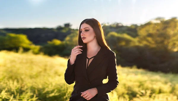 Hermosa Chica Vestido Negro Maquillaje Elegante Caminando Campo Verano — Foto de Stock