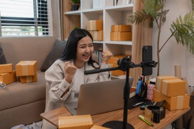 Sattığı paket sayısından memnundu, bir girişimci satış hedefini aşmasından duyduğu neşeyi gösterdi, neşeli, neşeli, sme, küçük işletme, paket