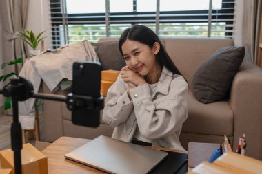 Sattığı paket sayısından memnundu, bir girişimci satış hedefini aşmasından duyduğu neşeyi gösterdi, neşeli, neşeli, sme, küçük işletme, paket