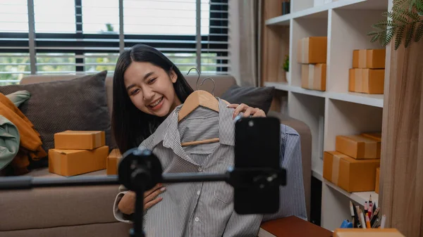 Ürününü çevrimiçi satmak için yaşıyor, sme, o bir girişimci ve küçük bir işletmesi var, canlı yayın, paket, ürünlerini internette satıyor, yaşadığı zaman müşteriyle konuşuyor.