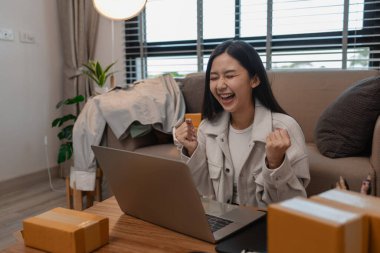 Sattığı paket sayısından memnundu, bir girişimci satış hedefini aşmasından duyduğu neşeyi gösterdi, neşeli, neşeli, sme, küçük işletme, paket