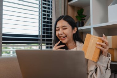 Küçük işletmesini yönetiyor, bu girişimci canlı yayında ürün, paket, sme satmak için canlı yayın yapıyor, bir iş kadını olmak istiyor, ürünü çevrimiçi satmak, çevrimiçi müşterilerle konuşmak için yayın yapıyor.