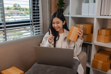 Küçük işletmesini yönetiyor, bu girişimci canlı yayında ürün, paket, sme satmak için canlı yayın yapıyor, bir iş kadını olmak istiyor, ürünü çevrimiçi satmak, çevrimiçi müşterilerle konuşmak için yayın yapıyor.