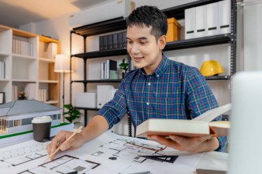 Mimarlık projelerinde yaratıcılık, odak ve adanmışlığı gösteren, modeller ve yer planlarıyla çalışan, detayları analiz eden ve yenilikçi tasarım kavramları yaratan genç mimar.