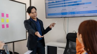 Bir grup işadamı iş projeleri hakkında beyin fırtınası yapıyor. Bu girişimciler ofiste finans, muhasebe ve pazarlama, sunum ve tartışma konularında toplanıyorlar.