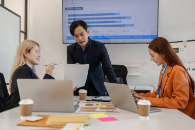 Bir grup işadamı iş projeleri hakkında beyin fırtınası yapıyor. Bu girişimciler ofiste finans, muhasebe ve pazarlama, sunum ve tartışma konularında toplanıyorlar.