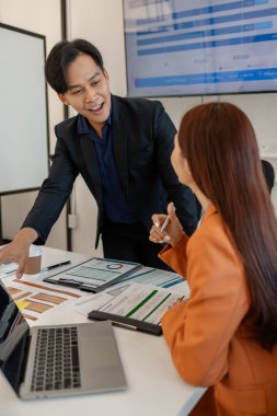 Pazarlama ekibinden biri takıma sunumu anlatıyor, bir grup işadamı ofiste toplanıyor, bu girişimciler iş projeleri, finans ve muhasebe hakkında beyin fırtınası yapıyorlar.
