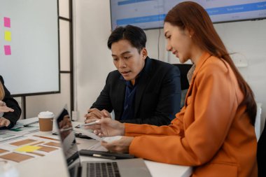 Pazarlama ekibinden biri takıma sunumu anlatıyor, bir grup işadamı ofiste toplanıyor, bu girişimciler iş projeleri, finans ve muhasebe hakkında beyin fırtınası yapıyorlar.