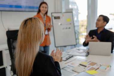 İş adamlarından oluşan bir grup, iş dünyasındaki başarıları, neşeli, neşeli, beyin fırtınası yapan iş adamı ve iş adamlarına el çırparak ve beşlik çakarak eğlendiler.
