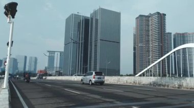 Pantai Indah Kapuk PIK, Jakarta, Endonezya 'ya giden köprüde Pazar sabahı araç trafiği