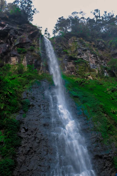 印度尼西亚西爪哇Cianjur的Cibeureum瀑布 — 图库照片