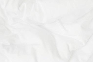 Beyaz battaniye dokusu ve yatak odasında kırışık ya da dağınık yatak örtüsü..