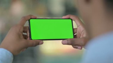 Krom Ekranlı Akıllı Telefona Bakan Afrikalı Adamın Arka Görünümü 