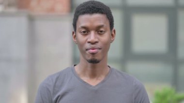 Genç Afrikalı Parmakla Gösterip Davet Eden Adam 'ın Portresi 