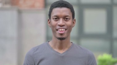 Minnettar Genç Afrikalı Alkışlayan Adamın Portresi 