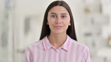 Zafer İşareti Gösteren Minnettar Genç Latin Kadın Portresi 