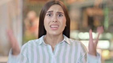 Parmak İşaretli Genç Latin Kadın Portresi