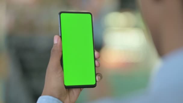 Bakre vy av afrikansk man med hjälp av smartphone med Chroma Screen — Stockvideo