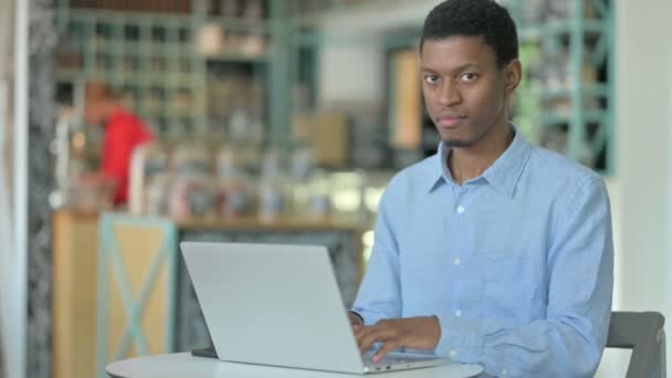 Tummen upp av ung afrikansk man som arbetar på Café — Stockvideo