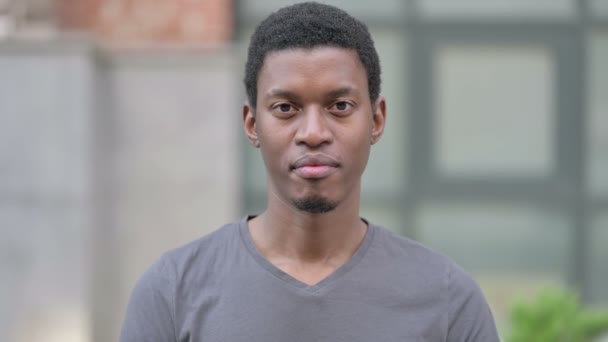 Portret młodego Afrykanina mówiącego "Tak, trzęsąc głową" — Wideo stockowe