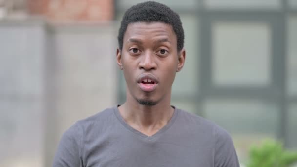 Retrato de Joven Africano trastornado Joven sintiéndose enojado — Vídeos de Stock