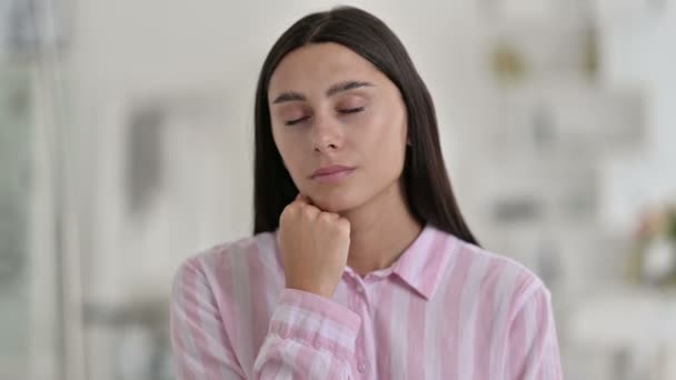 나프를 복용하는 눈물많은 젊은 라틴 여성의 모습 — 비디오