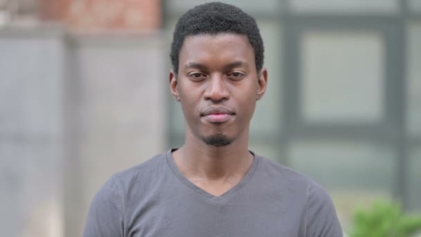 Portret wesołego młodego Afrykanina Macha, Witam — Wideo stockowe
