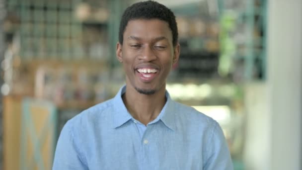 Retrato de un joven africano ambicioso celebrando el éxito — Vídeo de stock