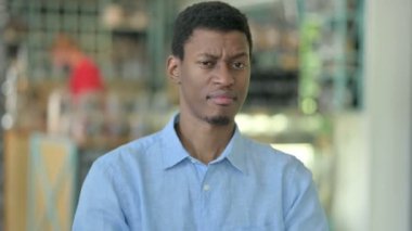 Genç Afrikalı Adam 'ın portresi El Hareketi ile Hayır