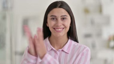 Heyecanlı Genç Latin Kadın Alkışlaması Portresi 