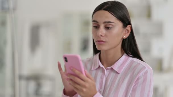 Portrait of Young Latin Woman having Loss on Smartphone — Stock Video
