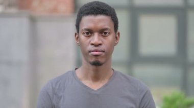 Kameraya Bakan Genç Afrikalı Adamın Portresi 