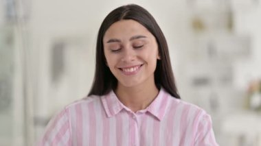 Elle Kalp İşareti Gösteren Genç Latin Kadın Portresi