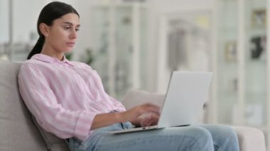 Profesyonel Latin Kadın Bilgisayarı Kapatıyor ve Uzaklaşıyor 