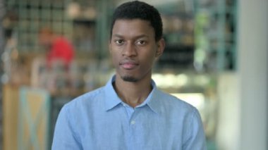 Kafasını sallayarak 