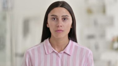 Katı Latin Kadın Portresi Dudaklara Parmak Koyuyor, Sessiz İşaret 