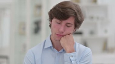 Uykucu Genç İş Adamının Kestirme Portresi 