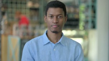 Genç Afrikalı Adam 'ın portresi Parmak İşareti ile Hayır