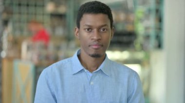 Hayal kırıklığına uğramış genç Afrikalı 'nın portresi