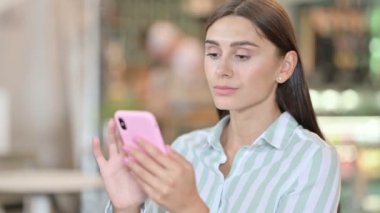 Smartphone 'da Başarıyı Kutlayan Heyecanlı Genç Latin Kadın Portresi 